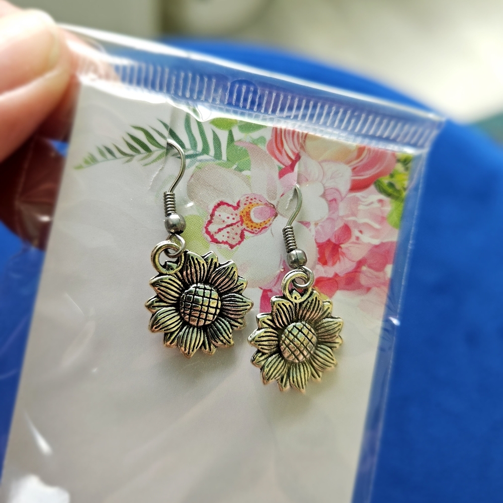 NWT Sunflower Earrings